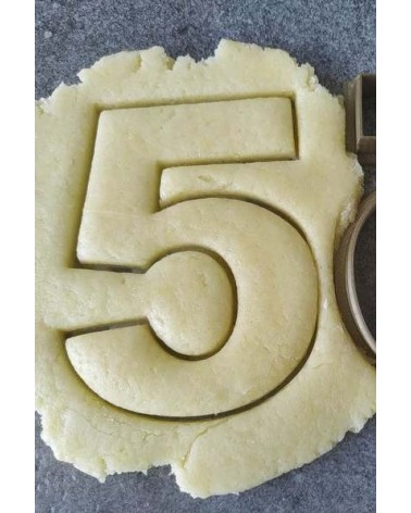 Biscuit sablé en forme de chiffre personnalisé avec un prénom