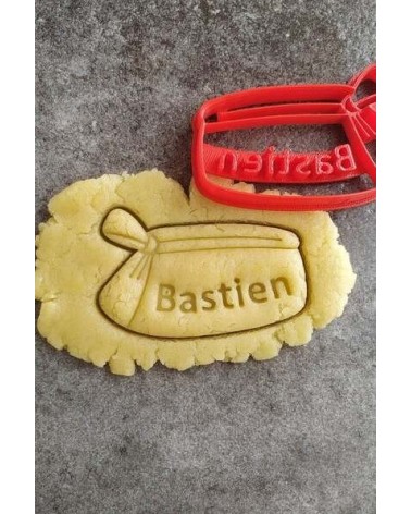 Biscuit sablé en forme de trousse d'écolier personnalisé avec un prénom