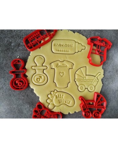 Plusieurs biscuits sablés sur le thème de la naissance