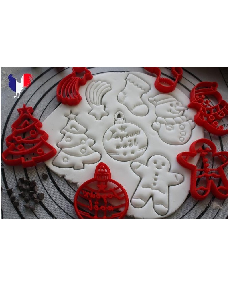 Plusieurs biscuits sablés sur le thème de Noël