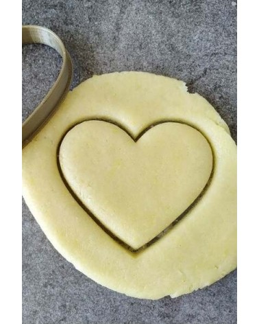 Biscuit sablé coeur découpé avec un emporte-pièce