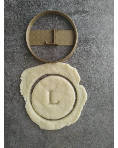 Biscuit sablé rond avec une lettre personnalisée