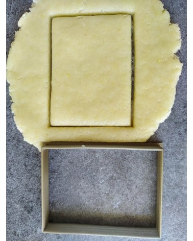 Biscuit sablé carré découpé avec un emporte-pièce