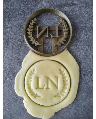 Biscuit sablé rond avec lauriers personnalisé avec des initiales