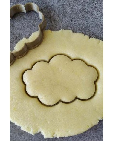 Biscuit sablé nuage découpé avec un emporte-pièce