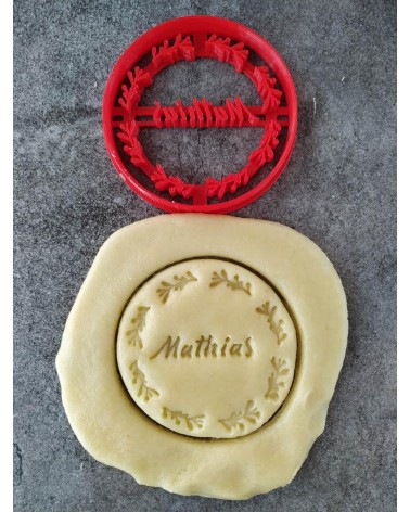Biscuit sablé rond avec des motifs champêtres personnalisé avec un prénom